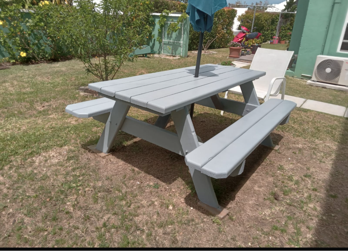 Picnic table